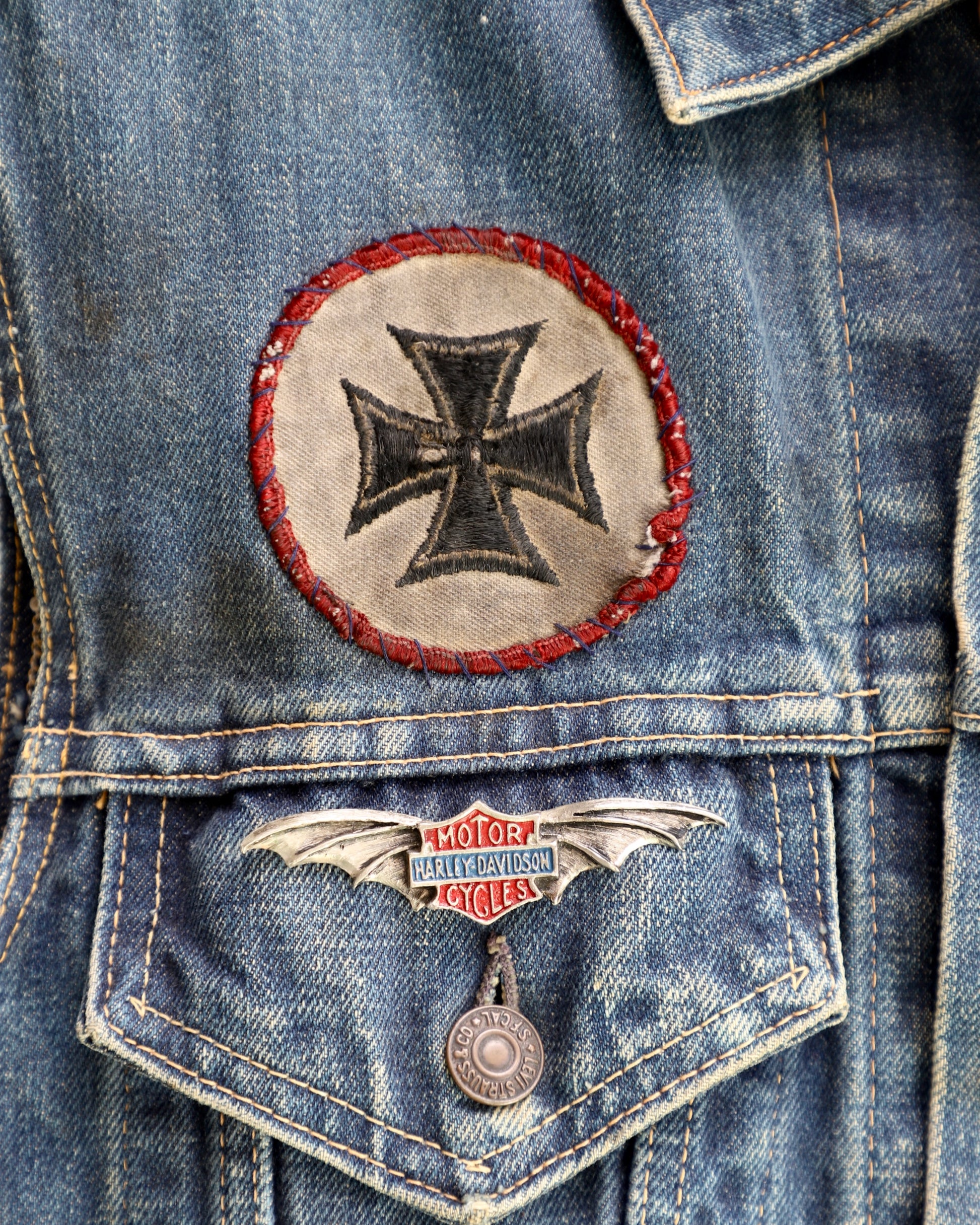 1960s LEVI'S Big E Biker Vest With Original Patches USA
Front Front patch and pin detail.