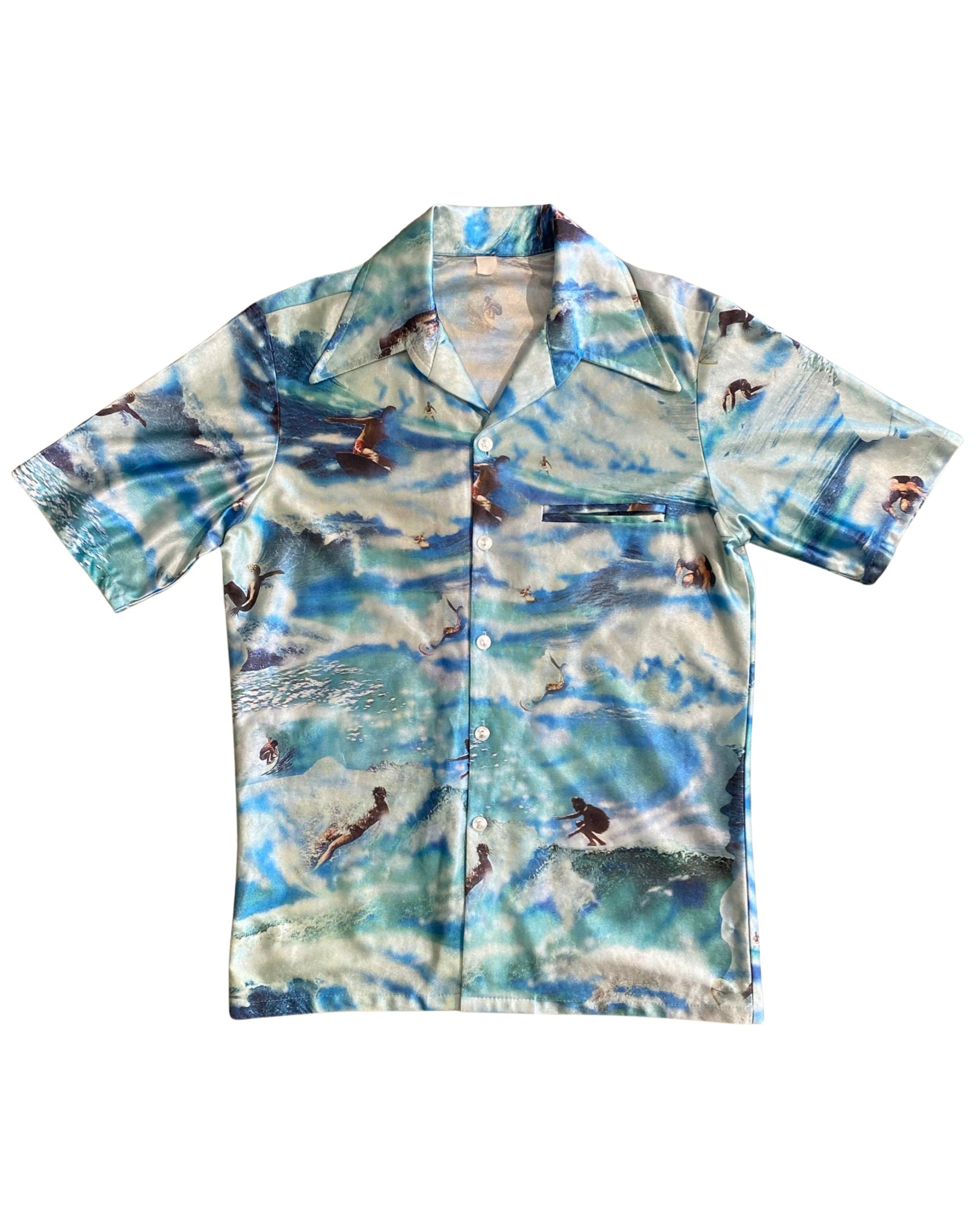 Vintage 1970s all-over surfer print shirt in blue and white with short sleeves and button-up front. Front view.