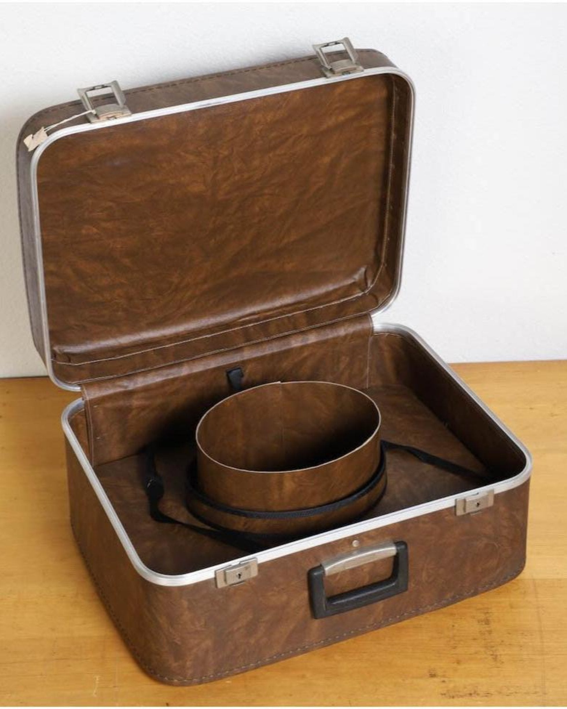 The full view of the leather case for the Resistol Western Hat 5X Beaver Silverbelly, c. 1960s.