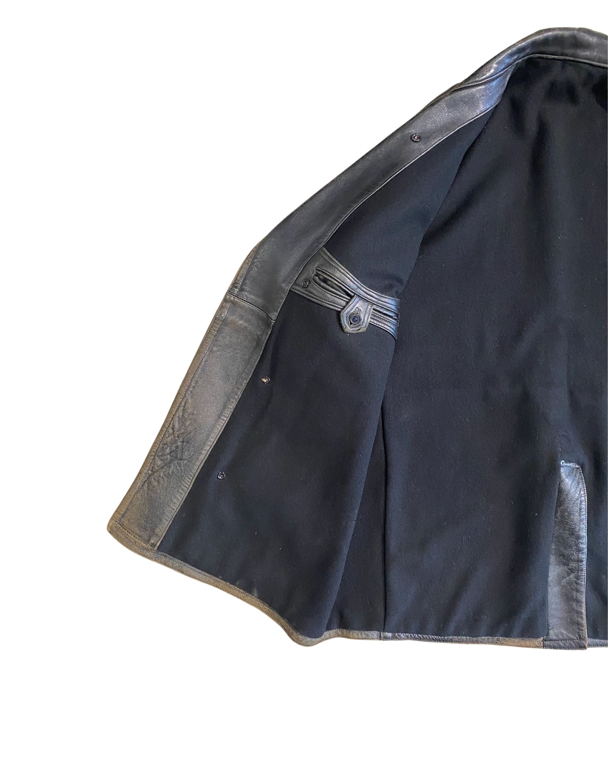 Interior right side detail showing Noël Cuir original label, leather detailing, and black wool lining.