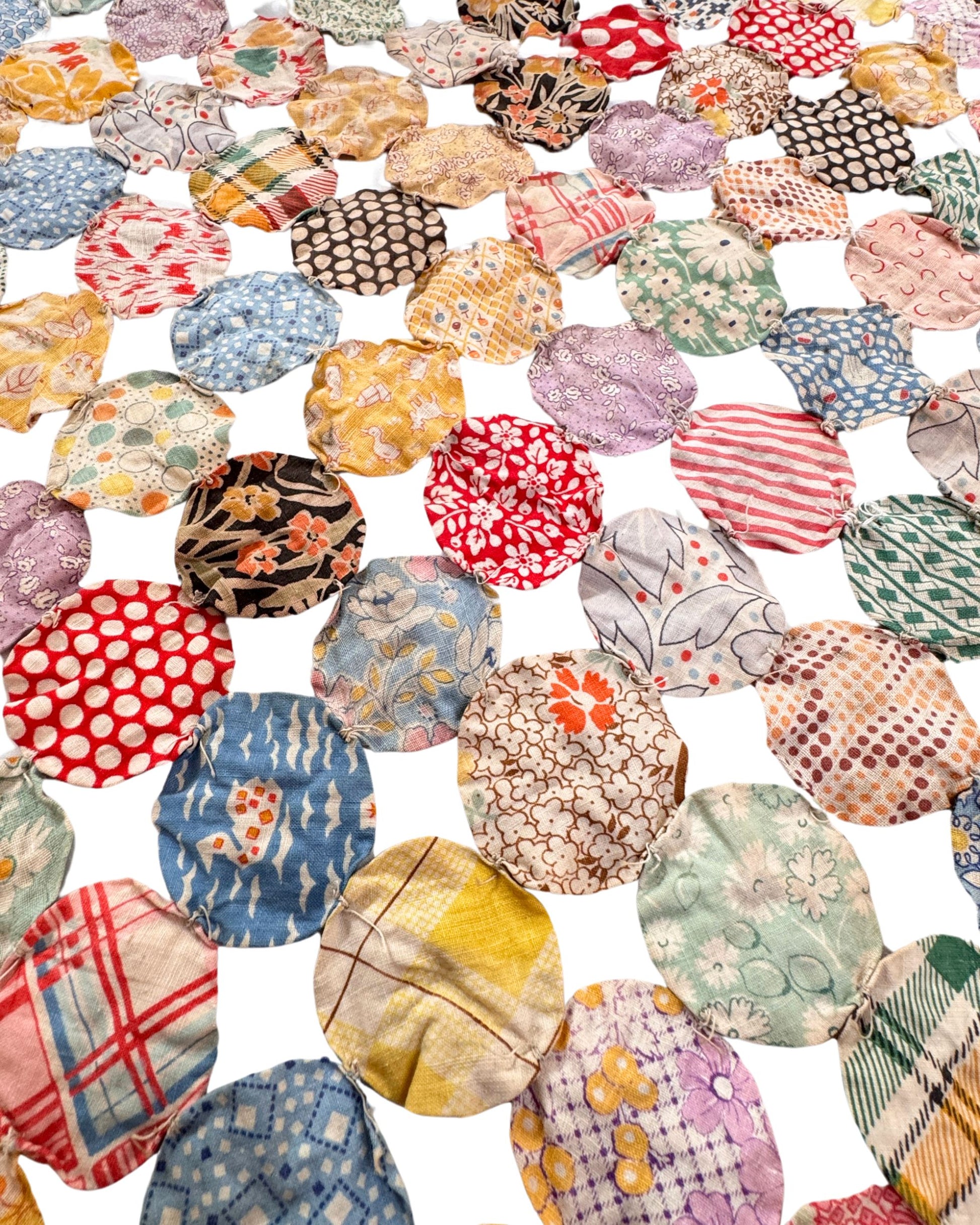 Vintage 1930s–40s Handmade Yo-Yo Quilt - Feed Sack Cotton - 5'5.5" x 6'4.5"